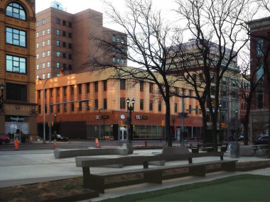 Syracuse, New York, ABD. 20 Kasım 2021 'de. Salina ve Fayette caddelerinin köşesindeki Syracuse şehir merkezinde halka açık bir plaza manzarası.