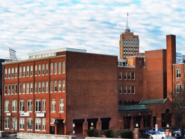 Syracuse, New York, ABD. 19 Mayıs 2022. Syracuse, New York 'un merkezindeki eski Nettleton Ayakkabı Şirketi' nin görüntüsü şu anda Nettleton Commons Apartmanı olarak yenileniyor.