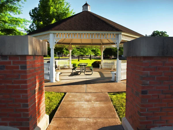 Pequeno Parque Com Gazebo Pitoresca Vila Liverpool Nova York — Fotografia de Stock