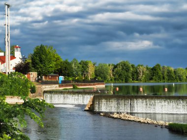 New York, Baldwinsville 'deki Seneca Nehri' ndeki baraj ve vahşi yaşam manzarası