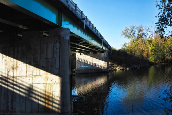 Zonlicht Betonnen Brug Versterking Onder Een Stuwbrug Onondaga Lake Park — Stockfoto