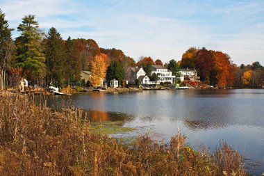 Lysander, New York 'taki Riverside evleri Sonbaharda Seneca Nehri üzerinde