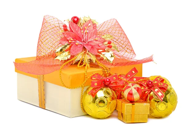 Gift box with red mesh bow and christmas baubles — Stock Photo, Image