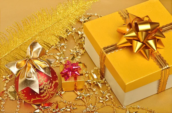 Golden gift boxes, christmas bauble, plume, garland — Stock Photo, Image
