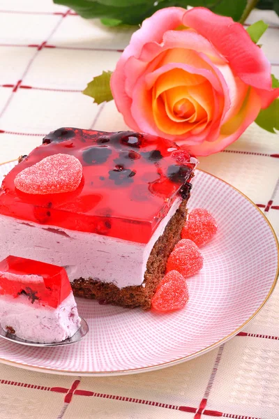 Pastel de jalea de San Valentín y una rosa en el mantel —  Fotos de Stock