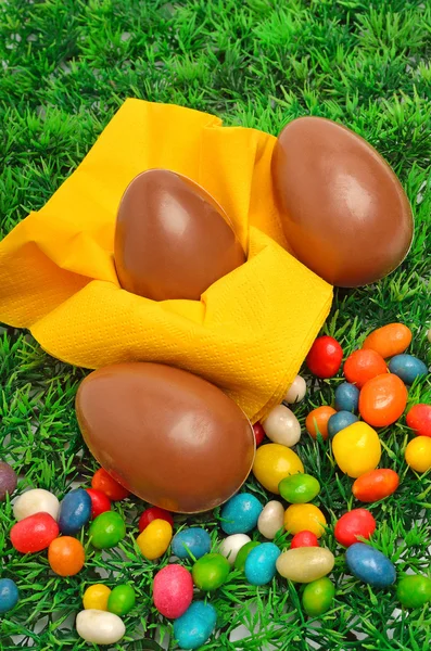 Tři čokoládová velikonoční vejce na zelené trávě — Stock fotografie