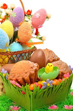 Paskalya yumurtaları sepeti, çikolata yumurta ve muffins gra üzerinde