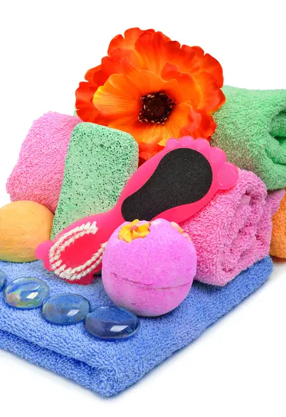 목욕 수건, 경 석, 유리 자갈 및 꽃 — 스톡 사진