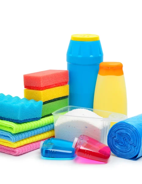 Prodotti per la pulizia, spugna, polvere per la pulizia e sacchetti della spazzatura — Foto Stock