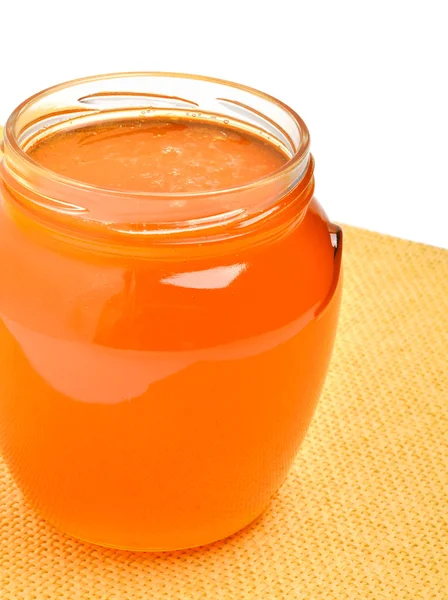 Tarro de vidrio con miel fresca dorada — Foto de Stock