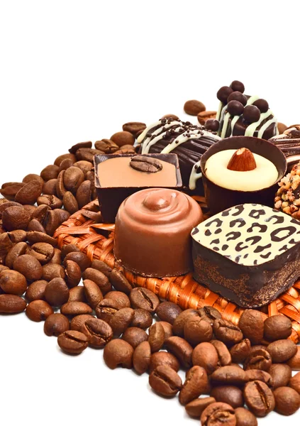 Різні шоколадні цукерки та зерна кави — стокове фото