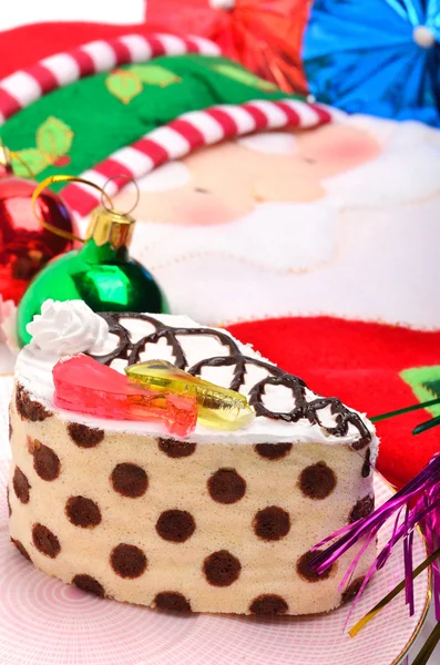 Kerst cake, kerstballen en santa claus handschoen — Zdjęcie stockowe