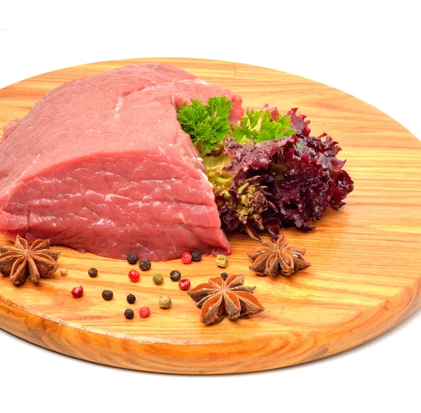 Surowej wołowiny i sałata na desce — Zdjęcie stockowe