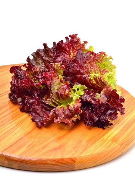 Lechuga roja fresca en el tablero de madera — Foto de Stock