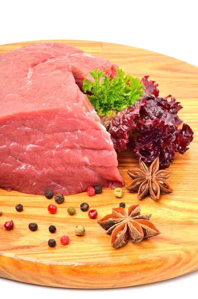 Syrové hovězí maso a salát izolovaných na bílém — Stock fotografie