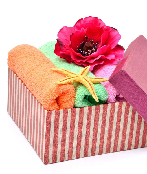 Pila di asciugamani colorati nella confezione regalo con una stella marina — Foto Stock