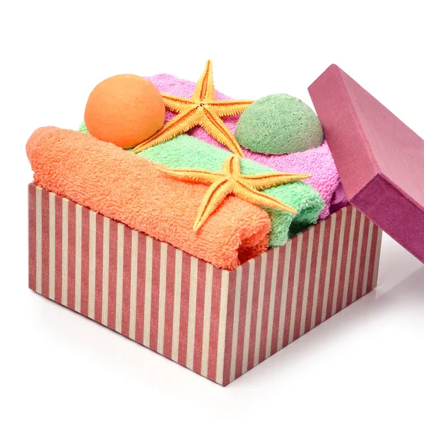 Colorful stacked spa towels, bath bombs and starfishes in the gi — Stock Photo, Image