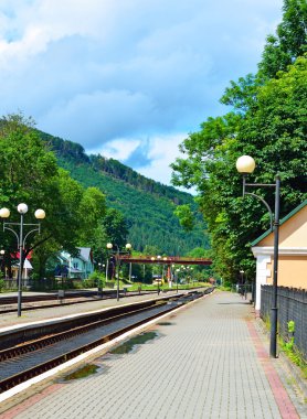 Demiryolu parça tren istasyonunda. Bulutlu hava ve güneş