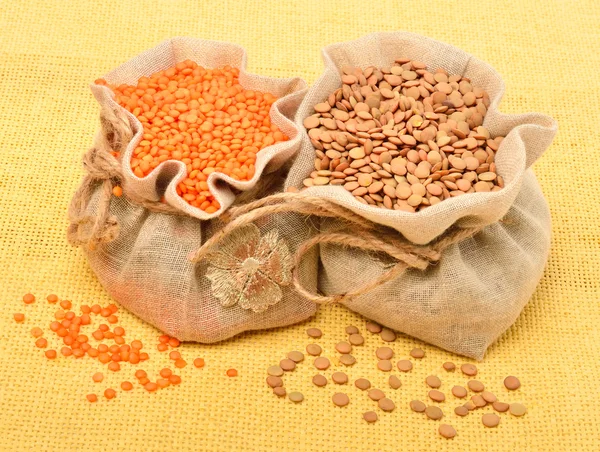 Lentilhas no saco na toalha de mesa — Fotografia de Stock