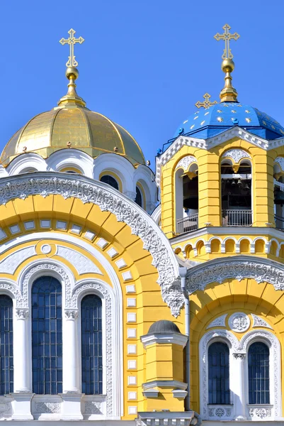 Ukrainska ortodoxa kyrkan av kyivan patriarkatet mot blå himmel — Stockfoto