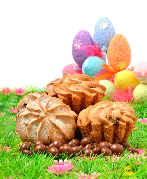 Easter cakes and colored eggs on the green grass — Stock Photo, Image