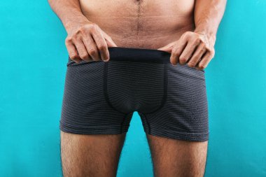 adam çıplak siyah iç çamaşırı ile