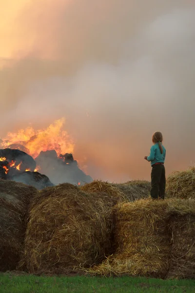kız ve rulo saman yangın