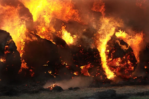 Spalanie słomy i ogień — Zdjęcie stockowe