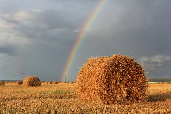 Tęcza nad słomy — Zdjęcie stockowe