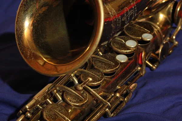 Saxofón viejo Fotos de stock libres de derechos