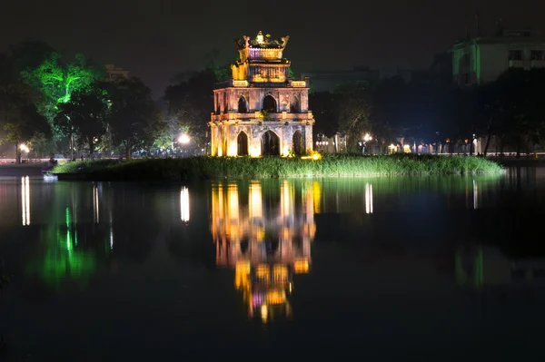 Torre de tartaruga à noite . — Fotografia de Stock