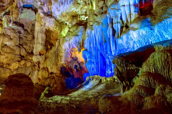 Ha lange Bucht. Tauziehen um Höhle. — Stockfoto