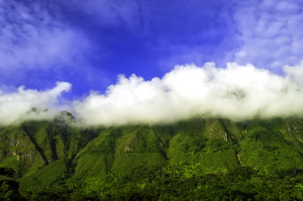 Wolken gefangen, Samosir-Insel. — Stockfoto