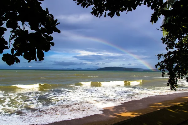 Радуга Tonsai Bay Beach. — стоковое фото