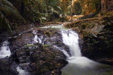 Huai şelale için. kroki sonbahar renkleri.