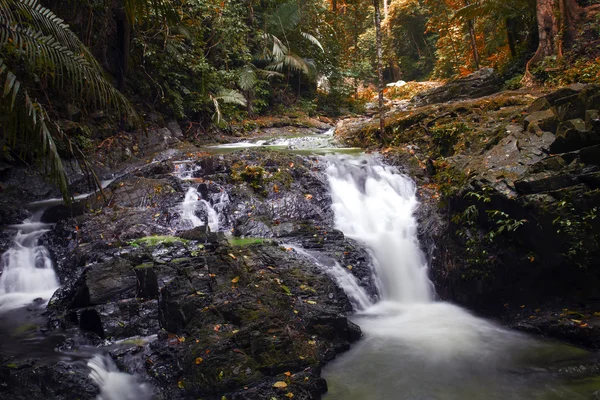 Huai şelale için. kroki sonbahar renkleri.
