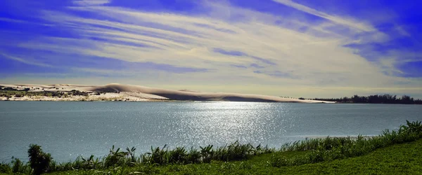 Güneş altında beyaz kum tepeleri.