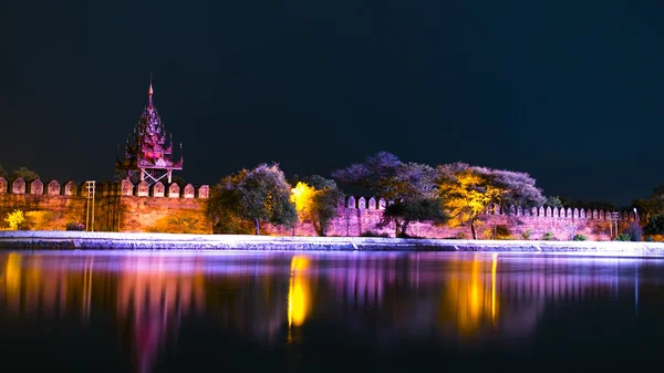 Bastião do Palácio Mandalay à noite . Fotografia De Stock