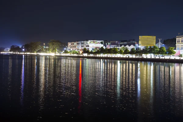 Mandalay uitzicht op de stad bij nacht. — Stockfoto