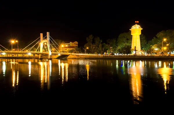 Torre de agua Phan Thiet en el río Ca Ty por la noche . —  Fotos de Stock