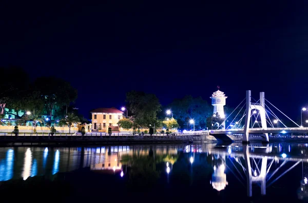 Phan Thiet Torre de água em Ca Ty River à noite . Imagem De Stock