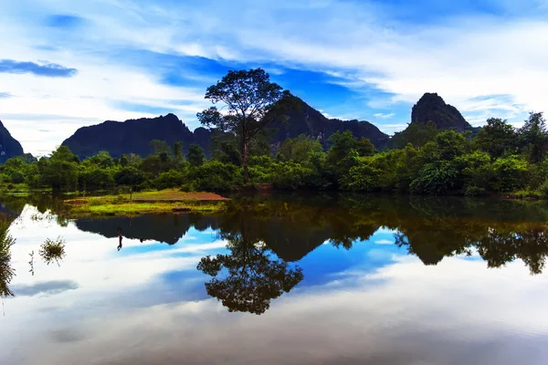 Reflexões do Laos. Paisagem fluvial . — Fotografia de Stock