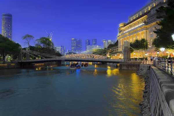 Singapore River. Cavenagh Bridge. — Stock Photo, Image