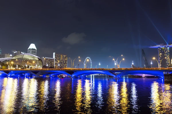 查看到滨海艺术中心驱动器，新加坡河. — 图库照片