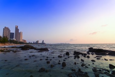 taşlar, deniz ve pattaya beach.