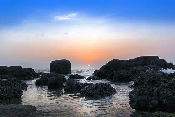 Stenen, de zee en de zonsondergang. — Stockfoto