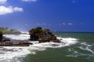 Tanah lot ve okyanus dalgaları.