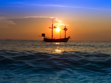 balıkçı teknesi, deniz ve gün batımı.