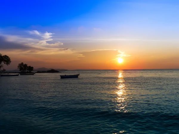 Barca da pesca e tramonto . — Foto Stock