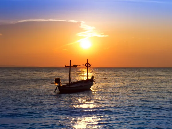 Barco de pesca y puesta de sol . —  Fotos de Stock